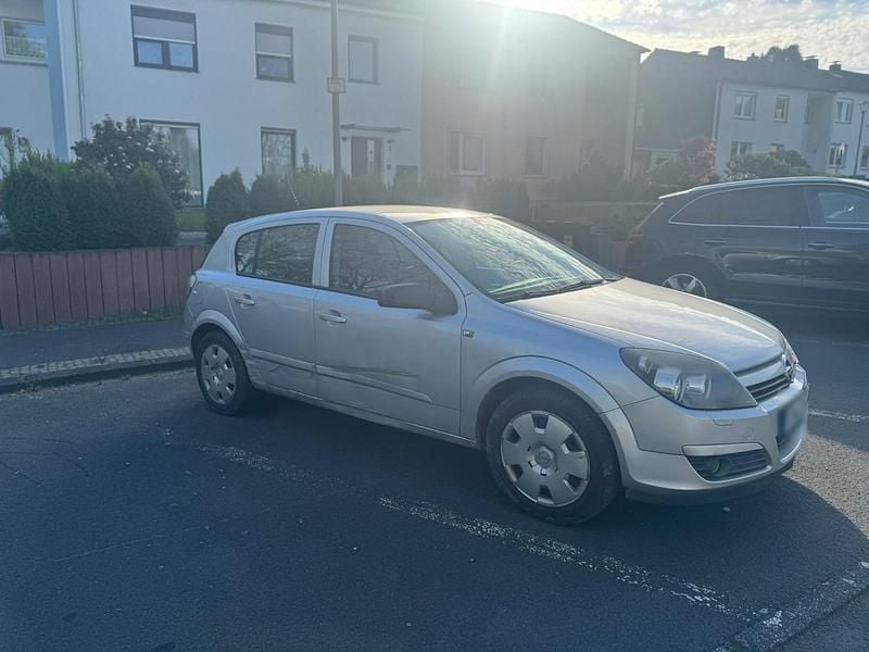 Second-hand Opel Astra 90 CP (66 kW) 2005 Argintiu Hatchback