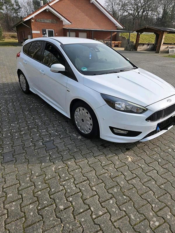 Gebraucht Ford Focus 140 PS (102 kW) 2018 Weiß Kleinwagen
