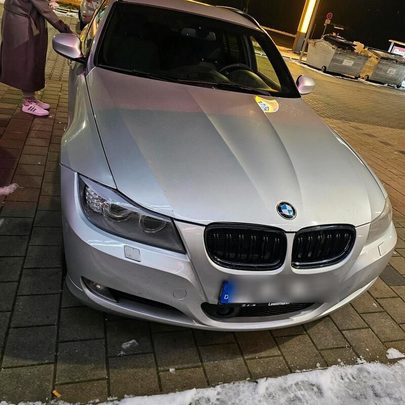Silber Gebraucht 2010 BMW 330 Kombi | 6.000 € (Fairer Preis) - Bild 1/4