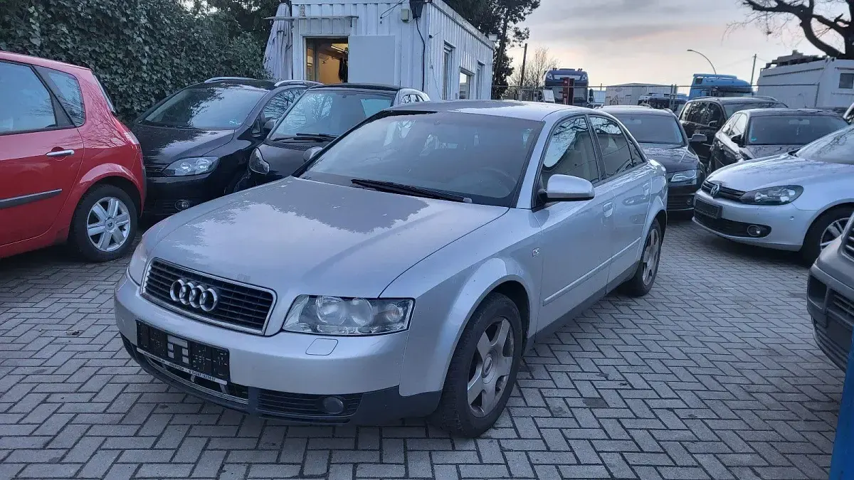 Używany Audi A4 131 KM (96 kW) 2001 Srebrny Sedan/Limuzyna