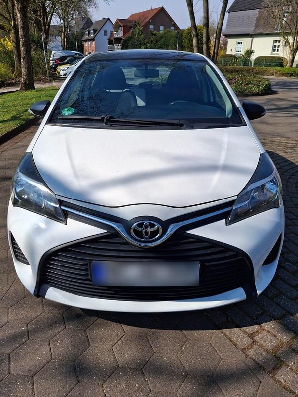 Gebraucht Toyota Yaris 45 PS (33 kW) 2015 Weiß Kleinwagen