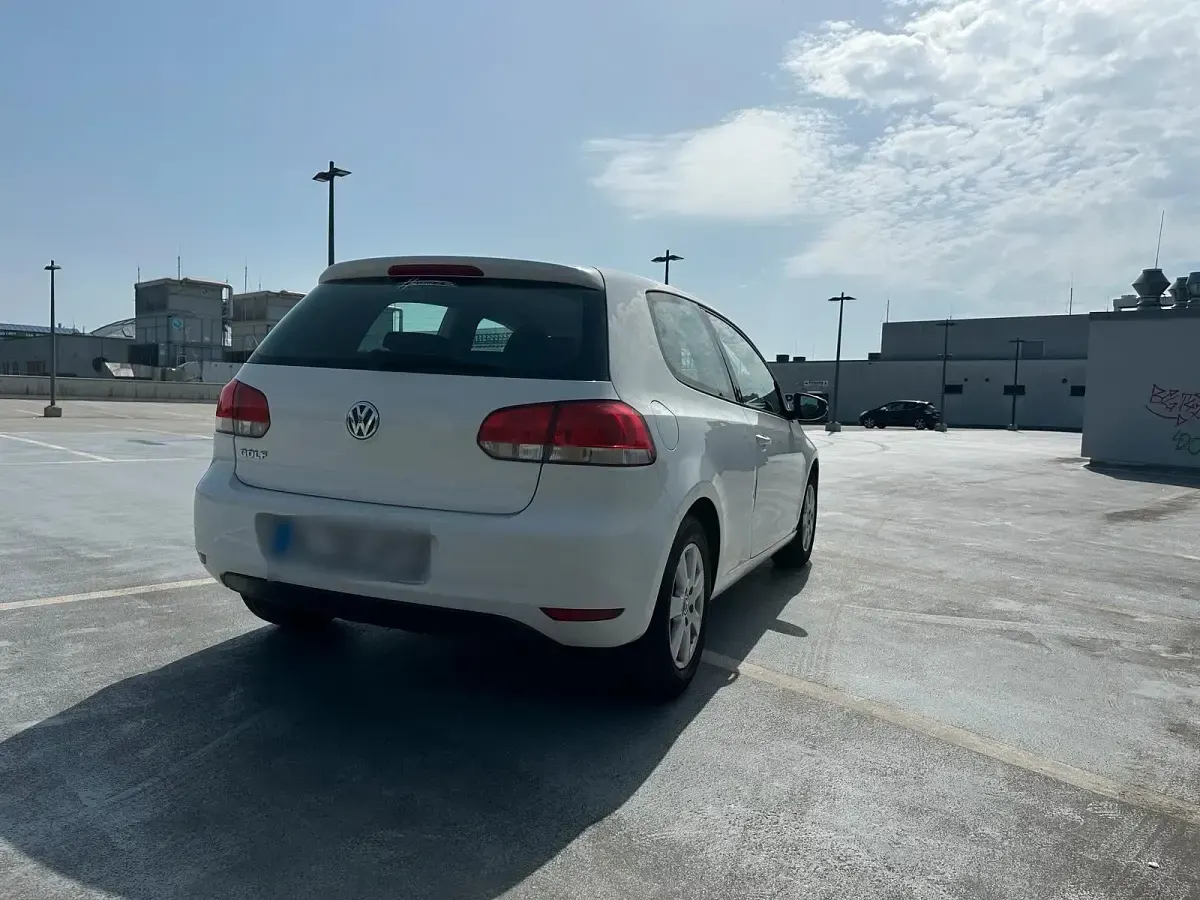 Gebraucht VW Golf VI 80 PS (58 kW) 2010 Weiß Coupé