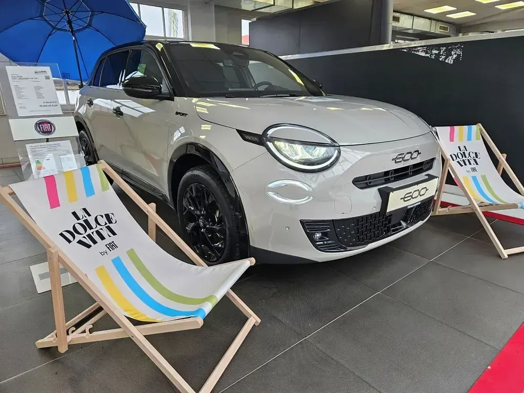Neu Fiat 600E Sport 114 kW (156 PS) 2026 Grün Limousine