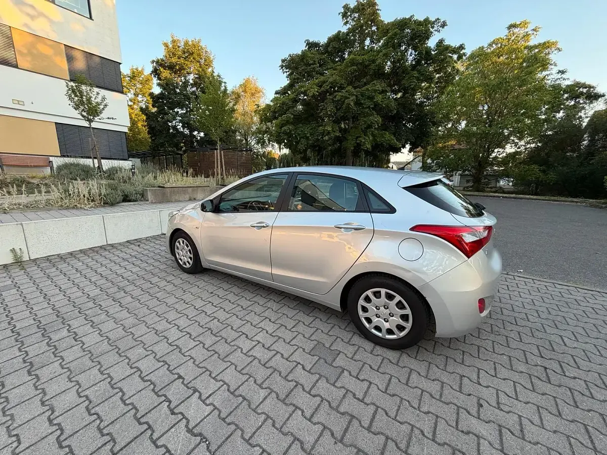 Gebraucht Hyundai i30 109 PS (80 kW) 2014 Andere farben Limousine