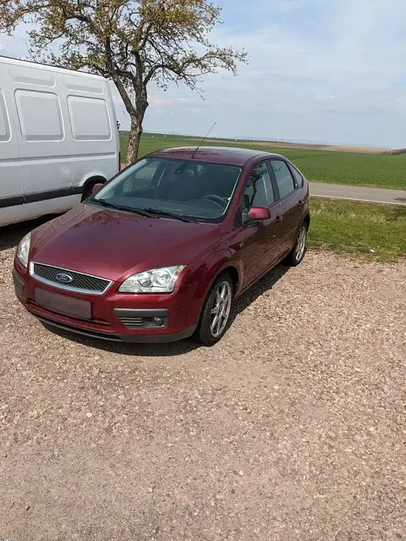 Gebraucht Ford Focus Ghia 101 PS (74 kW) 2004 Rot Limousine