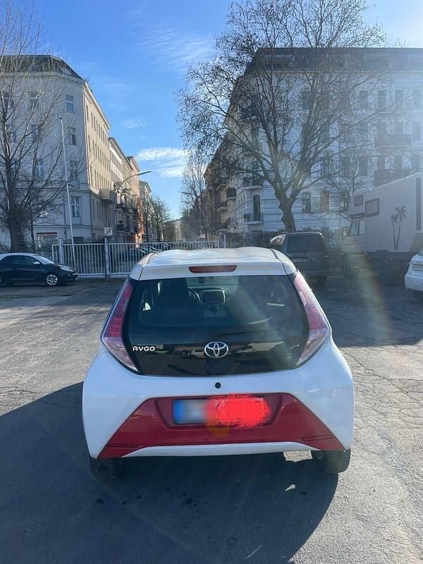 Gebraucht Toyota Aygo 69 PS (50 kW) 2017 Weiß Kleinwagen