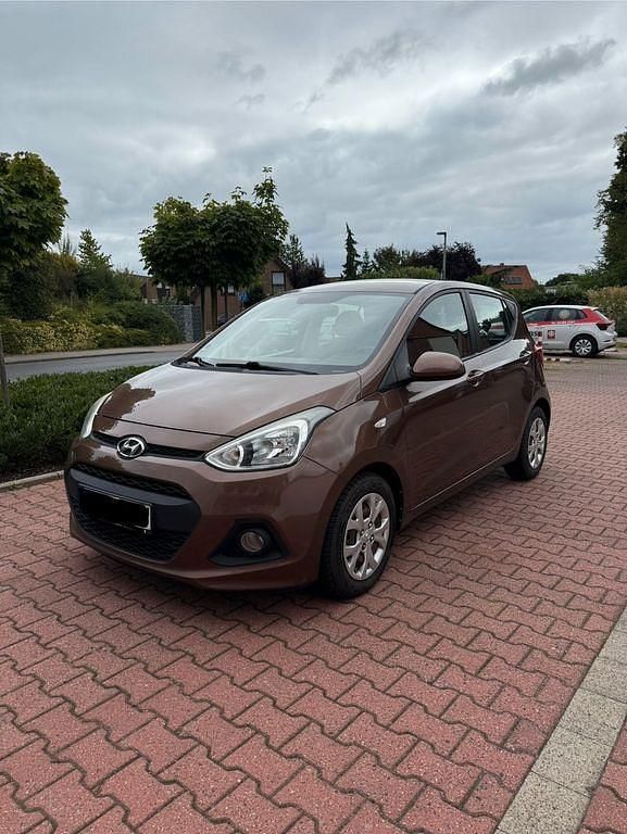 Braun Gebraucht 2016 Hyundai i10 Kleinwagen | 5.490 € (Guter Preis) - Bild 1/4