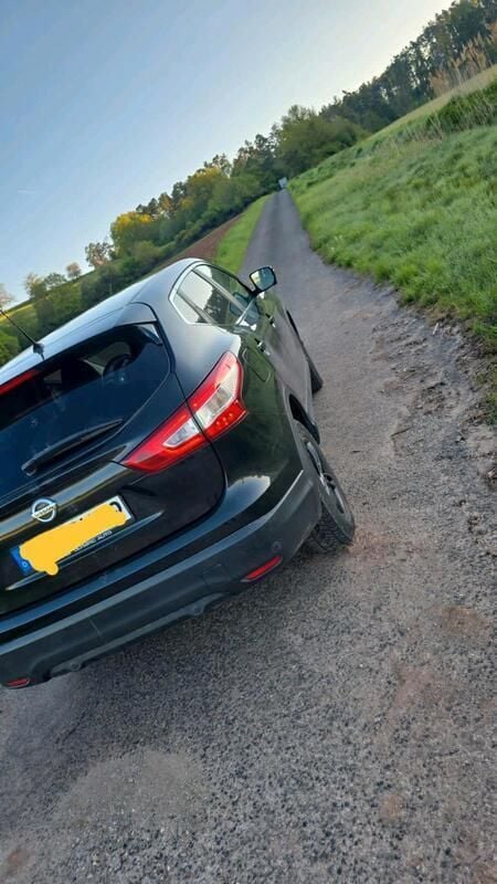 Schwarz Gebraucht 2016 Nissan Qashqai SUV | 7.499 € - Bild 1/4