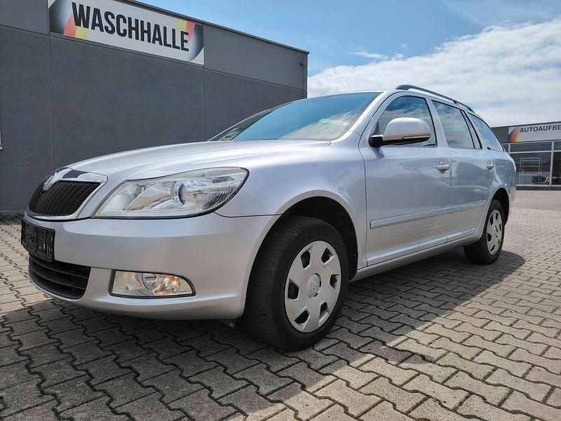 Silber Gebraucht 2012 Skoda Octavia Family Kombi | 6.950 € (Fairer Preis) - Bild 1/4