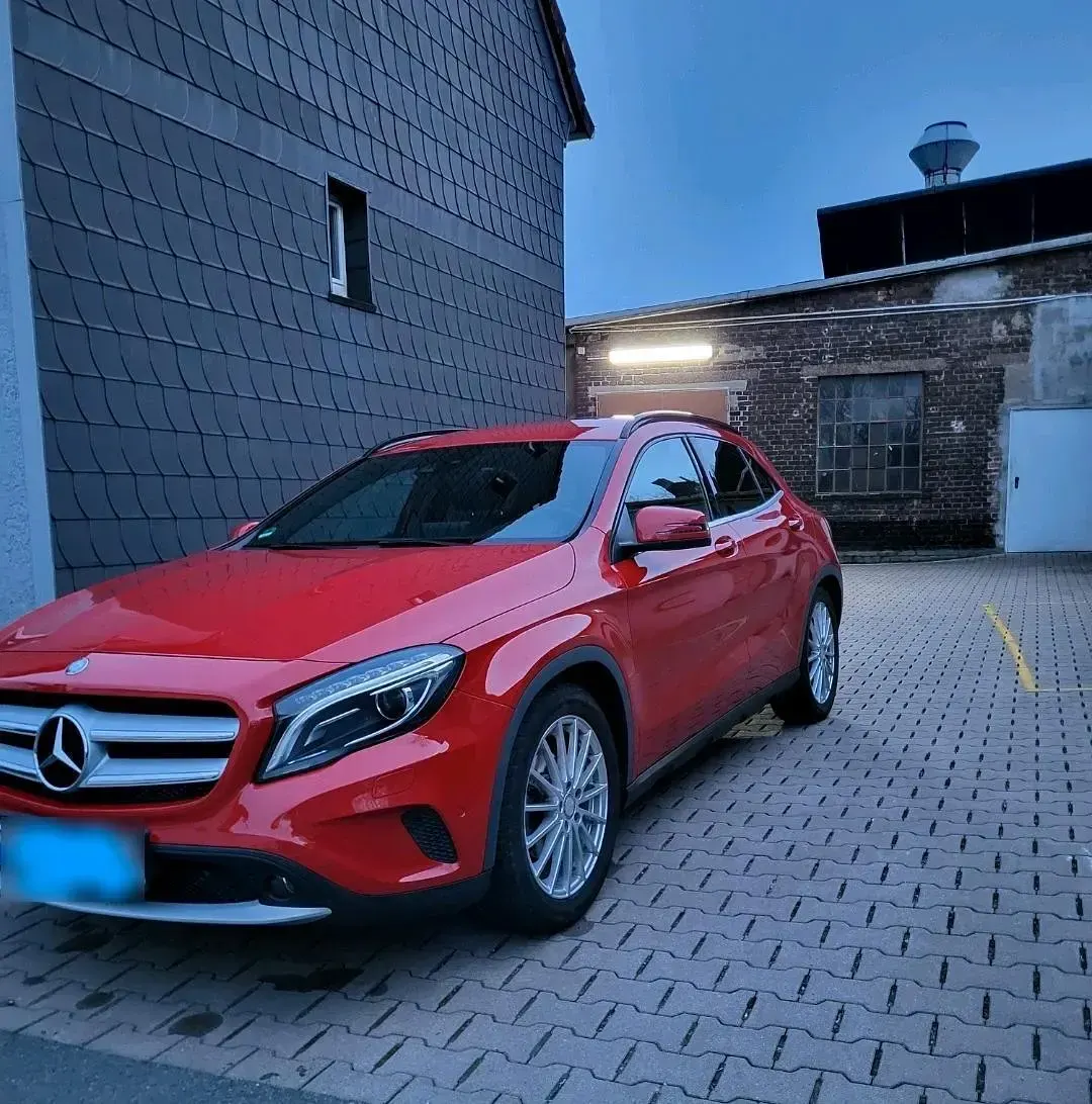 Gebraucht Mercedes GLA200 136 PS (100 kW) 2016 Rot SUV