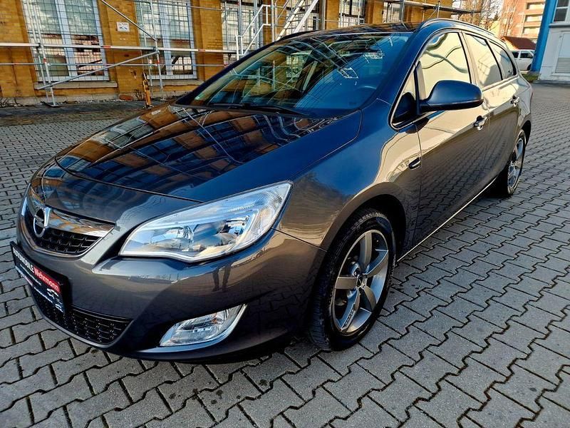 Gebraucht Opel Astra Design Edition 101 PS (74 kW) 2011 Grau Kombi