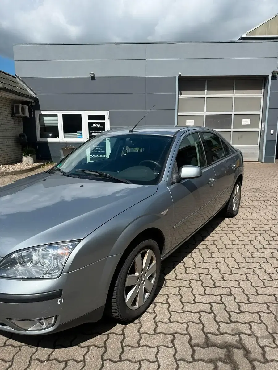 Usado Ford Mondeo 145 CV (106 kW) 2005 Gris Berlina