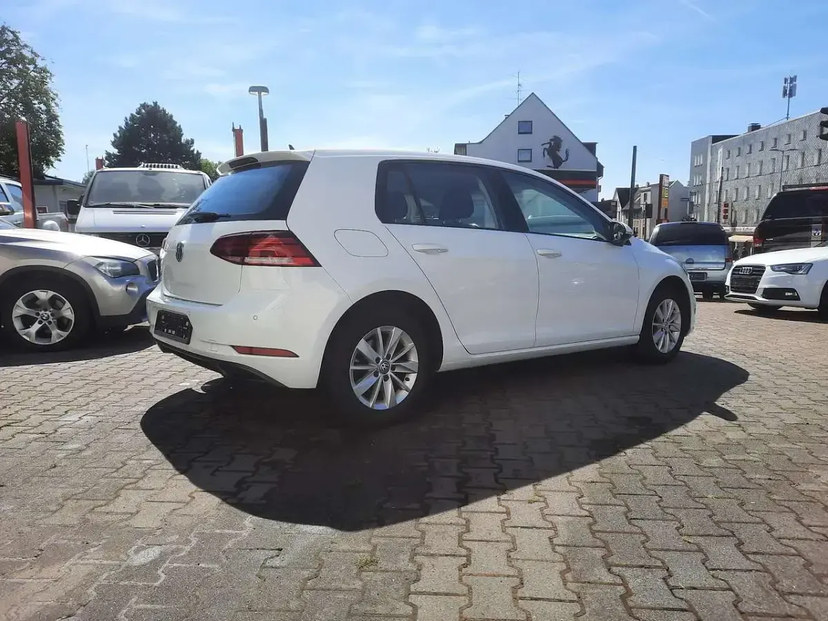 Gebraucht VW Golf VII Trendline 116 PS (85 kW) 2019 Pure white Kleinwagen