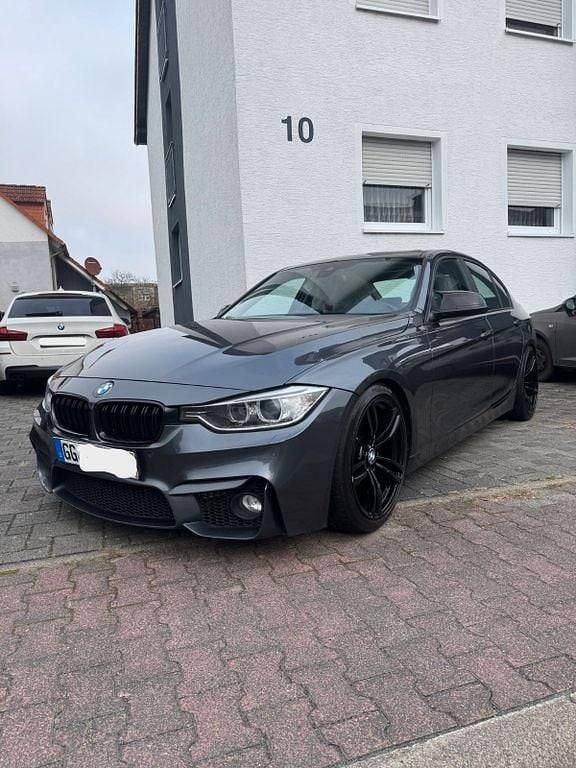 Grau Gebraucht 2013 BMW 320 Sport Line Limousine | 12.300 € (Fairer Preis) - Bild 1/4