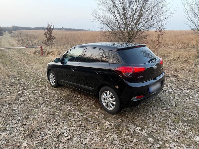Gebraucht Hyundai i20 101 PS (74 kW) 2017 Schwarz Kleinwagen