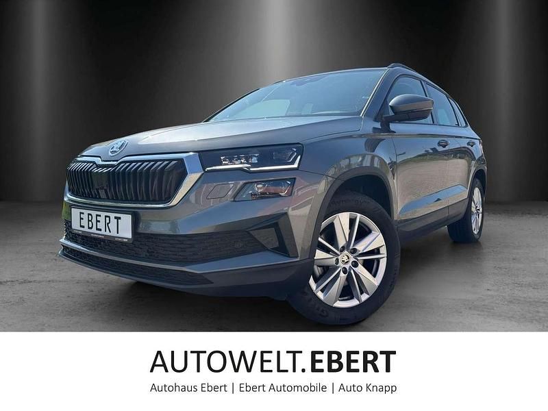 Graphitegrau Gebraucht 2024 Skoda Karoq Selection SUV | 39.480 € (Etwas zu teuer) - Bild 1/4
