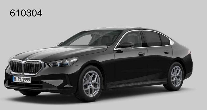Saphirschwarz Gebraucht 2024 BMW 520 Limousine | 42.450 € (Guter Preis) - Bild 1/4