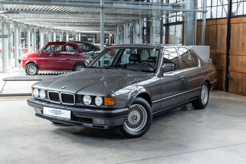 Grau Gebraucht 1990 BMW 750 Comfort Edition Limousine | 14.890 € - Bild 1/4