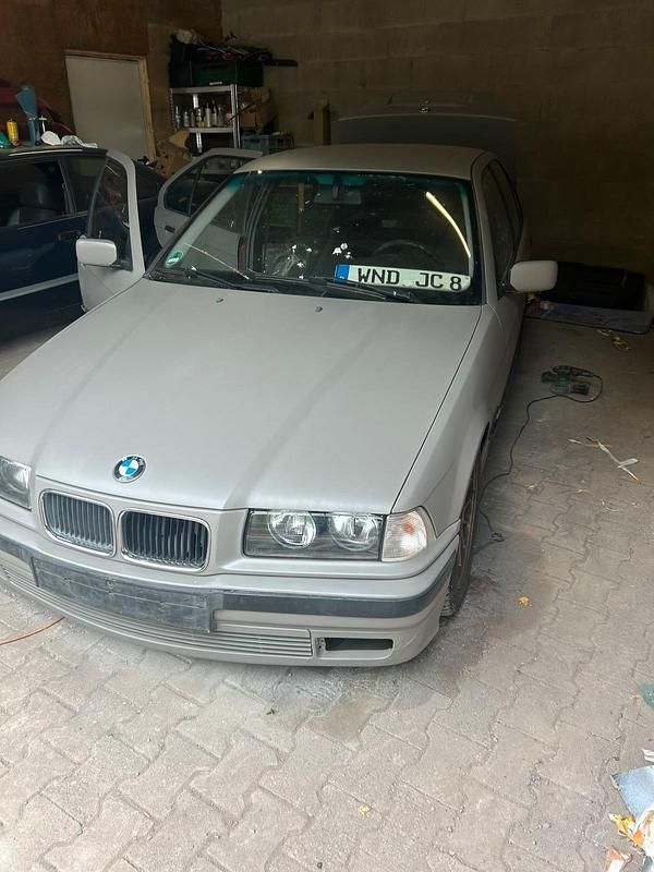 Grau Gebraucht 1996 BMW 318 Limousine | 2.200 € - Bild 1/4