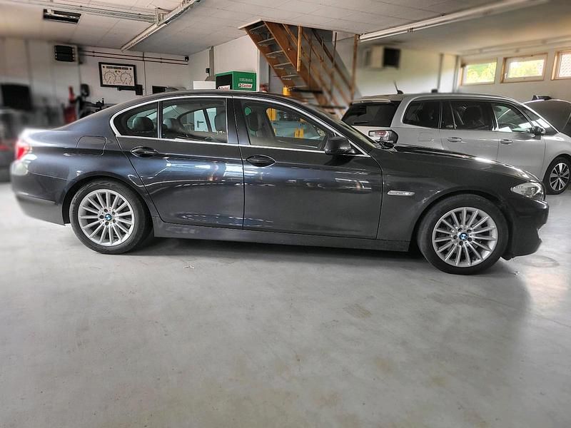 Grau Gebraucht 2011 BMW 530 M Sport Limousine | 14.550 € (Guter Preis) - Bild 1/4