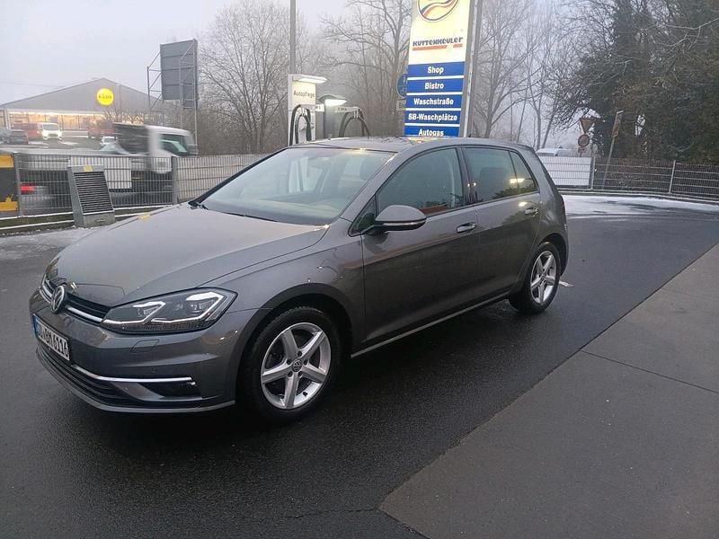 Gebraucht VW Golf VII Highline 150 PS (110 kW) 2020 Grau Limousine