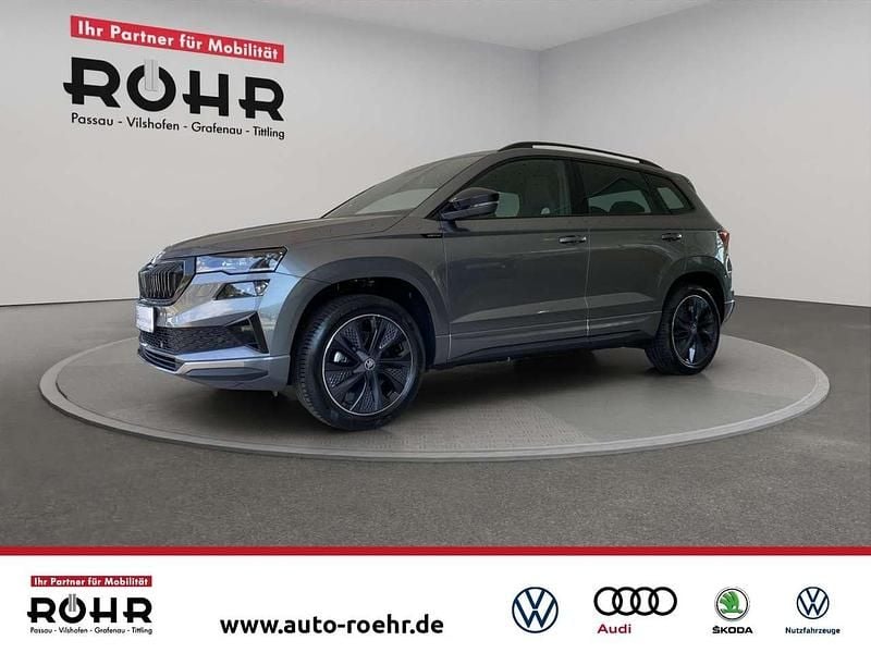 Graphite grau metallic Gebraucht 2025 Skoda Karoq SportLine SUV | 39.880 € (Fairer Preis) - Bild 1/4
