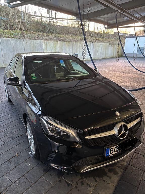 Schwarz Gebraucht 2016 Mercedes A160 Limousine | 14.200 € (Fairer Preis) - Bild 1/4