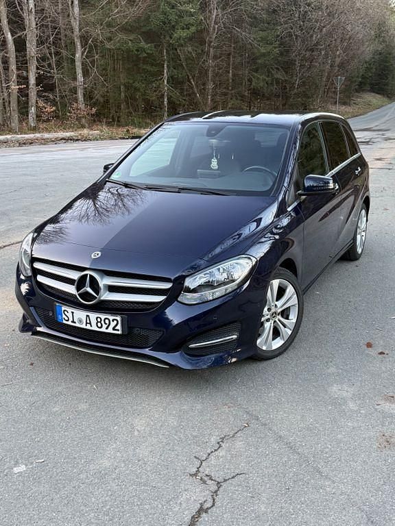 Gebraucht Mercedes B180 122 PS (89 kW) 2017 Blau Van / Kleinbus