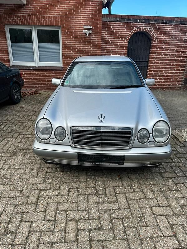 Gebraucht Mercedes E240 170 PS (125 kW) 1998 Silber Limousine