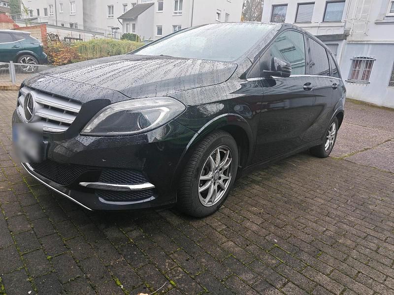 Schwarz Gebraucht 2014 Mercedes B200 Van / Kleinbus | 10.990 € (Fairer Preis) - Bild 1/4