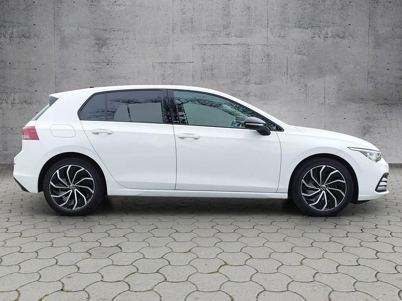 Gebraucht VW Golf VIII Active 150 PS (110 kW) 2022 Weiß Limousine