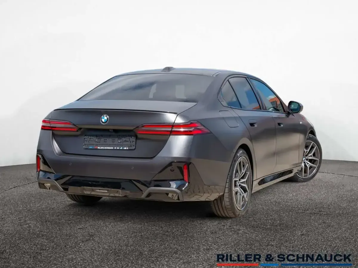 Gebraucht BMW 540 Performance 303 PS (222 kW) 2025 Grau Limousine