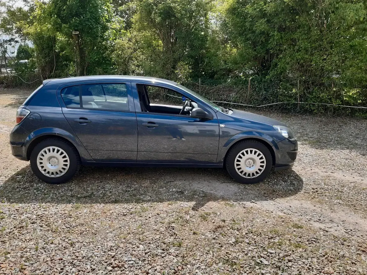 Gebraucht Opel Astra 105 PS (77 kW) 2009 Grau Limousine