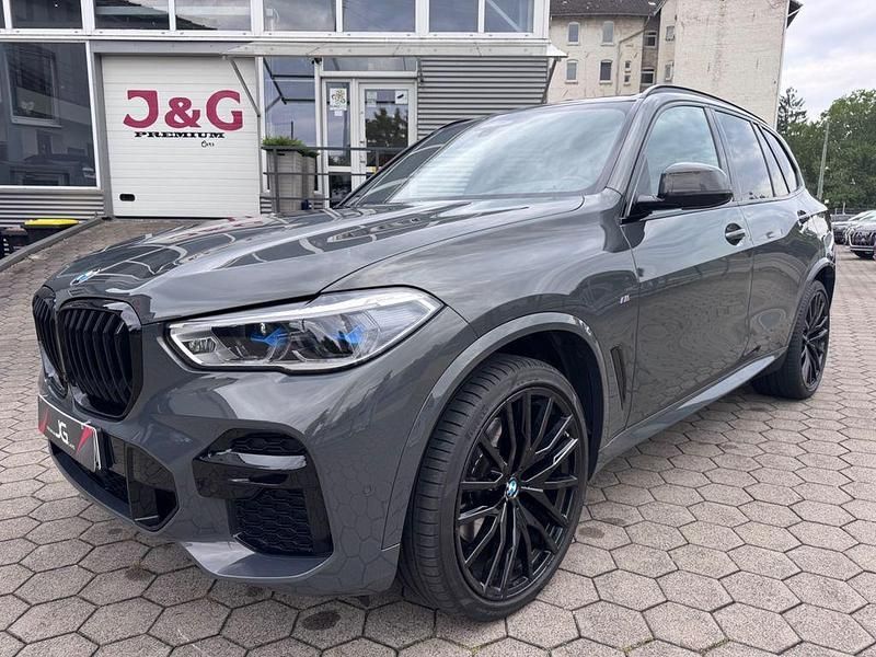 Grau Gebraucht 2022 BMW X5 M Sport SUV | 55.899 € (Etwas zu teuer) - Bild 1/4