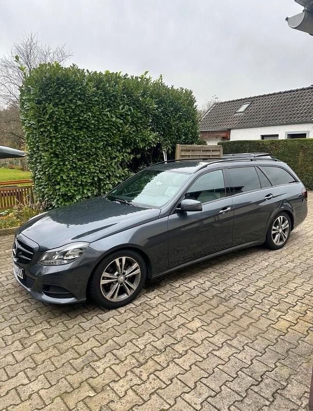 Gebraucht Mercedes E220 Avantgarde 170 PS (125 kW) 2014 Grau Kombi