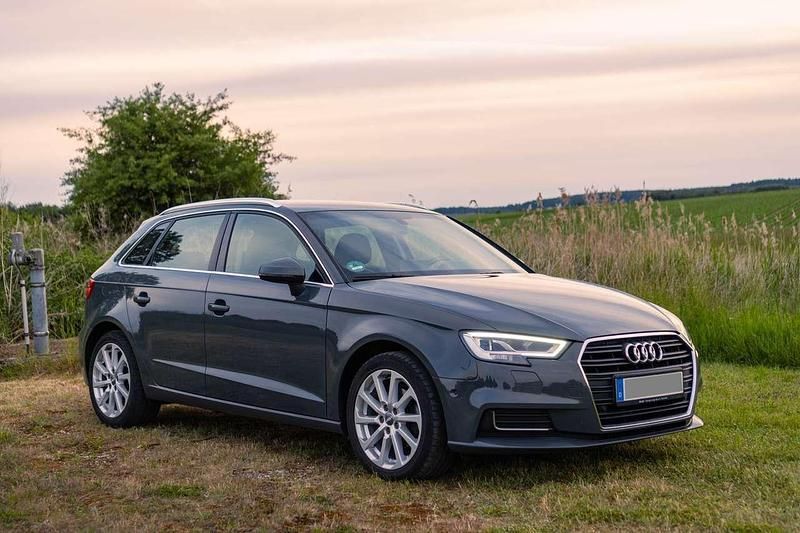 Grau Gebraucht 2017 Audi A3 Sportback Design Kombi | 16.700 € (Fairer Preis) - Bild 1/4