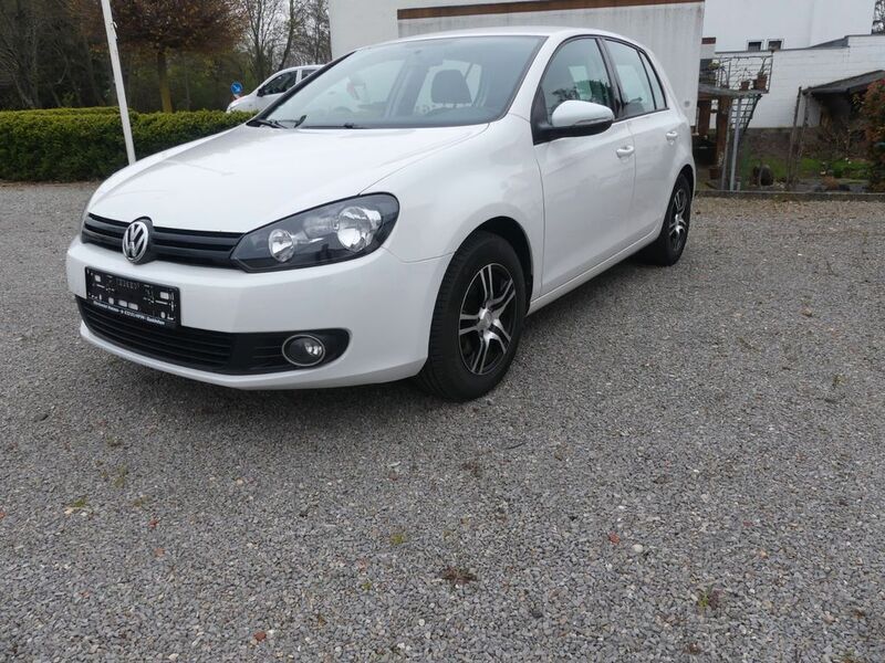Weiß Gebraucht 2010 VW Golf VI Comfortline Limousine | 5.700 € (Etwas zu teuer) - Bild 1/4