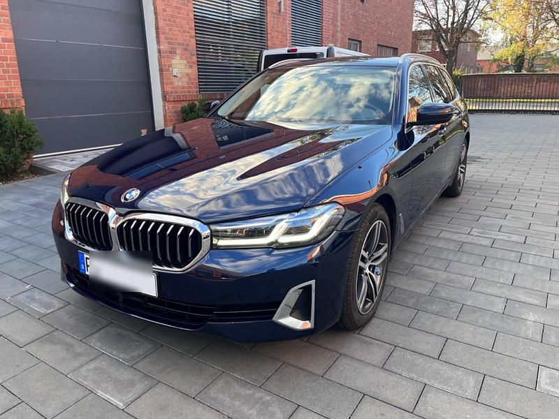 Blau Gebraucht 2020 BMW 520 Kombi | 29.999 € (Fairer Preis) - Bild 1/4