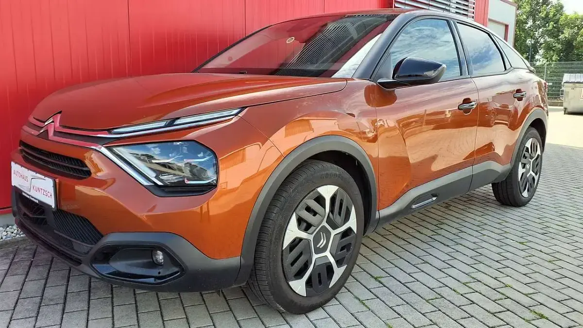 Gebraucht Citroën C4 Feel 131 PS (96 kW) 2022 Karamellbraun Limousine