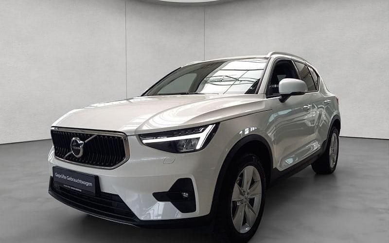 Crystal weißperleffekt Gebraucht 2024 Volvo XC40 Core SUV | 32.950 € (Superpreis) - Bild 1/4