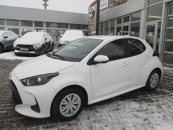 Schneeweiß Gebraucht 2021 Toyota Yaris Hybrid Basis | 17.500 € (Superpreis) - Bild 1/4