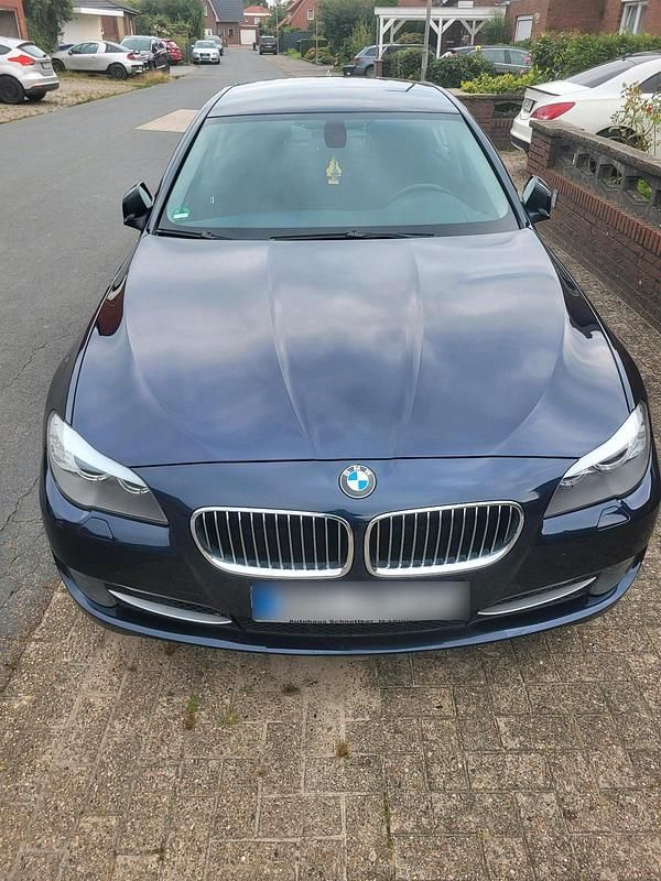 Blau Gebraucht 2011 BMW 520 Limousine | 8.800 € (Superpreis) - Bild 1/4