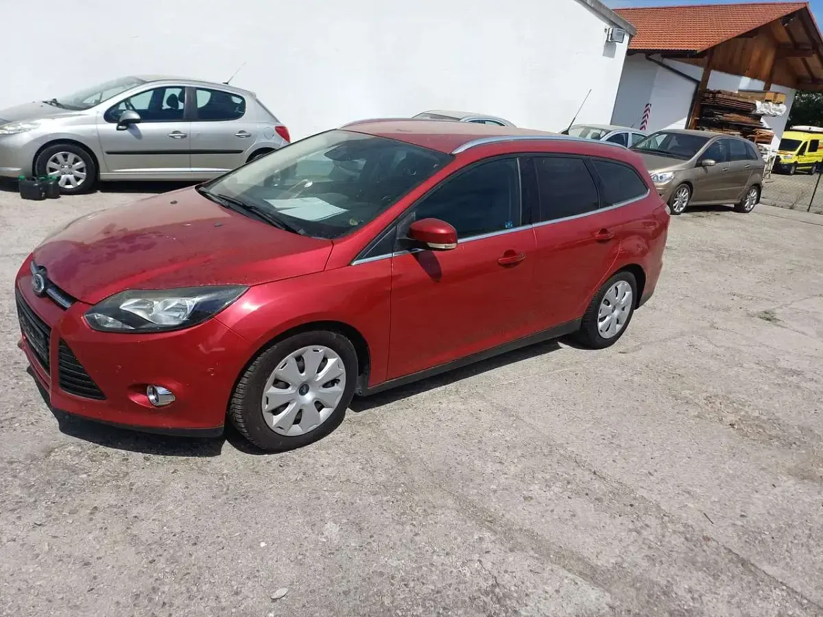 Używany Ford Focus Titanium 140 KM (102 kW) 2011 Czerwony Kombi