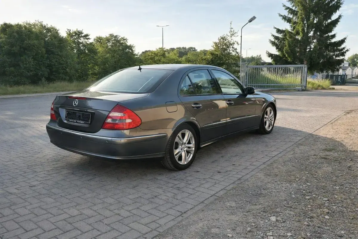 Gebraucht Mercedes E500 Avantgarde 306 PS (225 kW) 2005 Grau Limousine