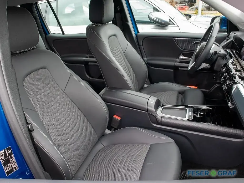 Gebraucht Mercedes GLB200 150 PS (110 kW) 2024 Spektralblau met SUV