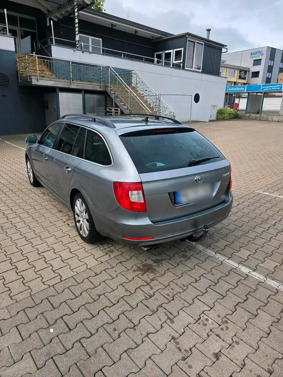 Używany Skoda Superb 140 KM (102 kW) 2012 Niebieski Kombi