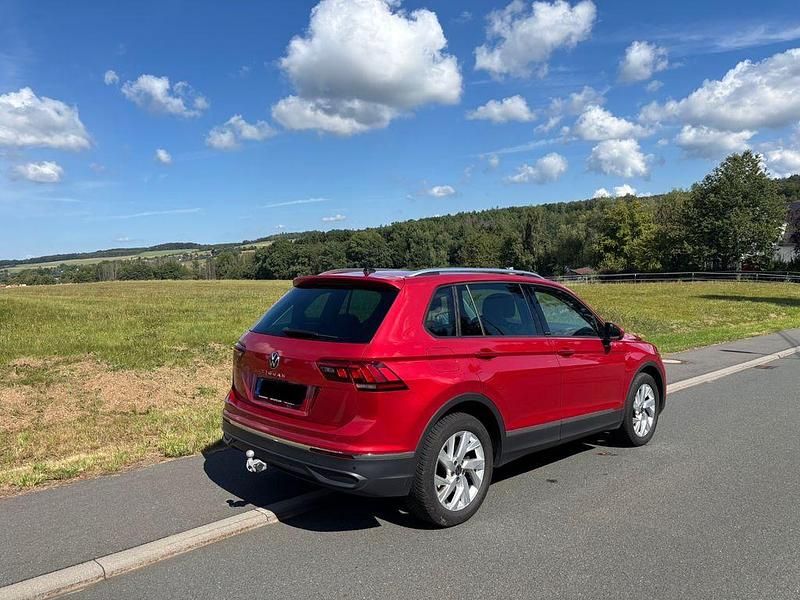 Gebraucht VW Tiguan Active 150 PS (110 kW) 2022 Rot SUV