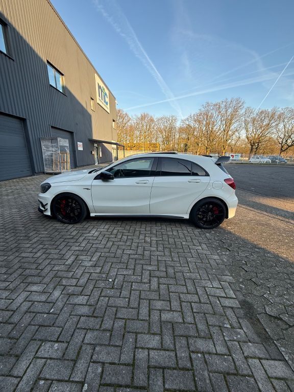 Weiß Gebraucht 2015 Mercedes A45 AMG AMG Limousine | 25.600 € (Fairer Preis) - Bild 1/4