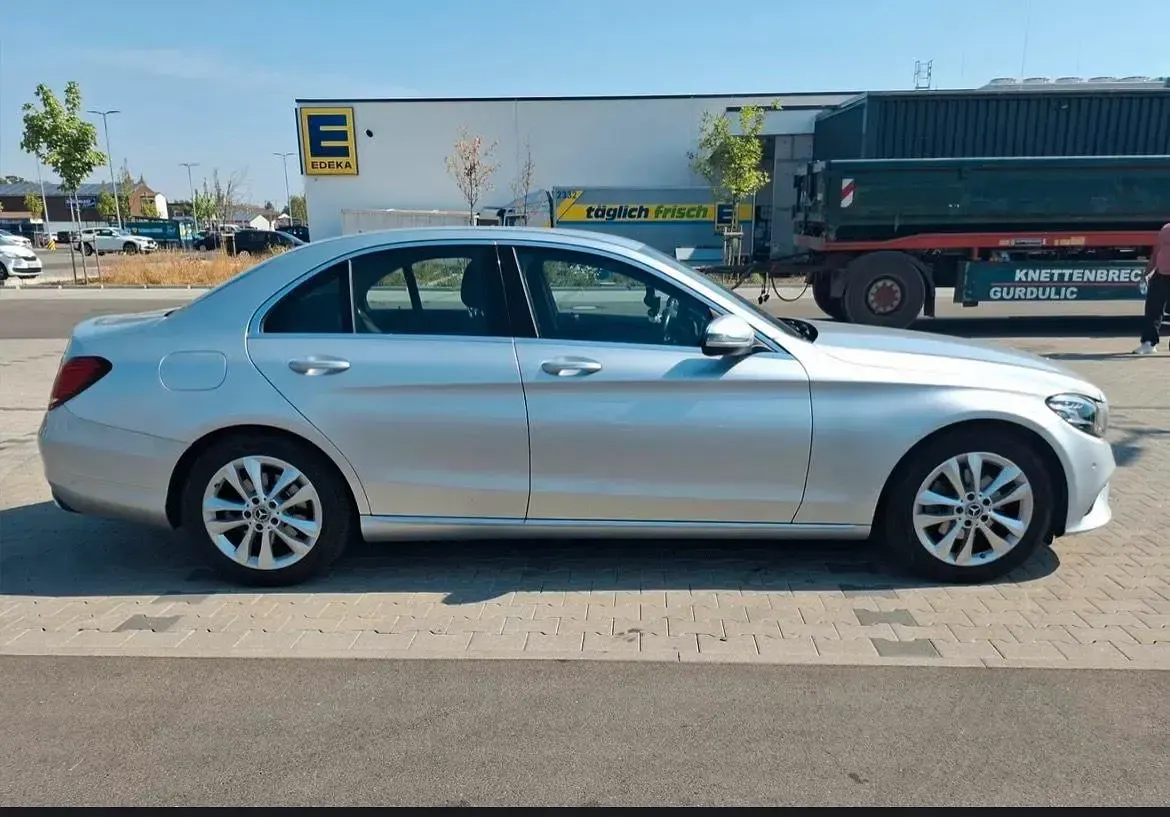 Gebraucht Mercedes C180 156 PS (114 kW) 2018 Silber Limousine