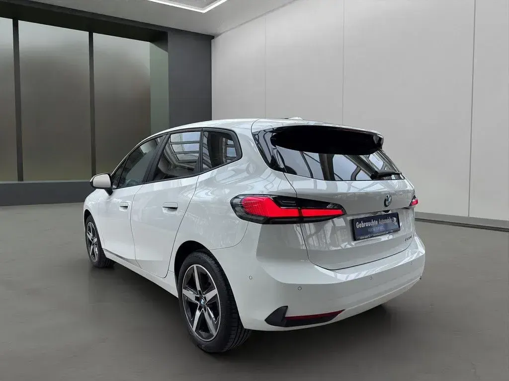 Gebraucht BMW 220 Active Tourer Sport Line 170 PS (125 kW) 2023 Weiß Van / Kleinbus